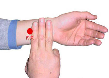 刺激內(nèi)關(guān)穴，理氣安神治耳聾