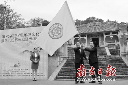 屠呦呦向羅浮山贈書 博羅將建中藥資源數據庫
