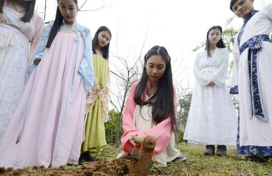 湖南大學(xué)生實踐課上穿漢服種中草藥