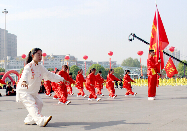 第八屆世界養(yǎng)生大會(huì)召開(kāi)，學(xué)生及愛(ài)好者表演“千人五禽戲”