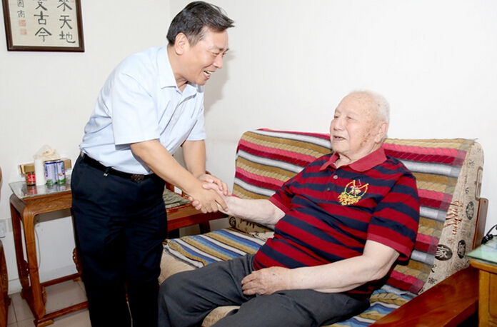國(guó)家中醫(yī)藥管理局副局長(zhǎng)閆樹(shù)江看望98歲的老紅軍
