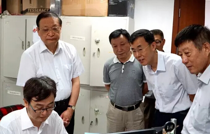 王國(guó)強(qiáng)在報(bào)社新媒體部了解新媒體建設(shè)情況。