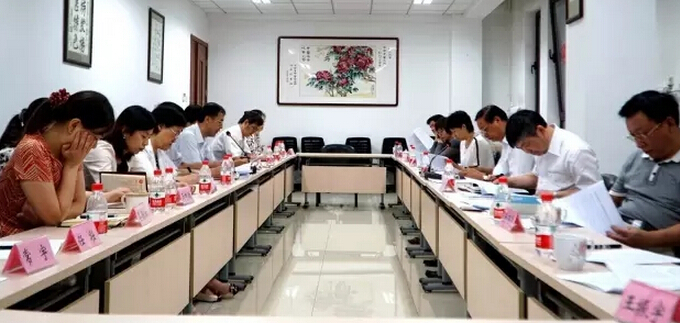 王國(guó)強(qiáng)在報(bào)社新媒體部了解新媒體建設(shè)情況。