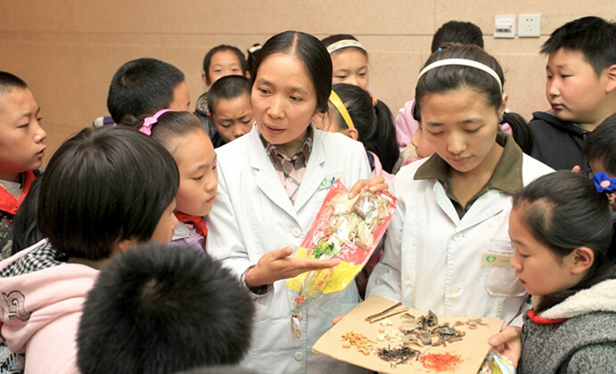 新疆維吾爾自治區(qū)向來注重在中小學(xué)校傳播中醫(yī)藥、民族醫(yī)藥文化知識