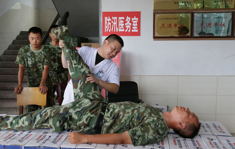 圖為醫(yī)療隊(duì)醫(yī)生在為8730部隊(duì)武警抗洪部隊(duì)官兵進(jìn)行中醫(yī)正骨治療。