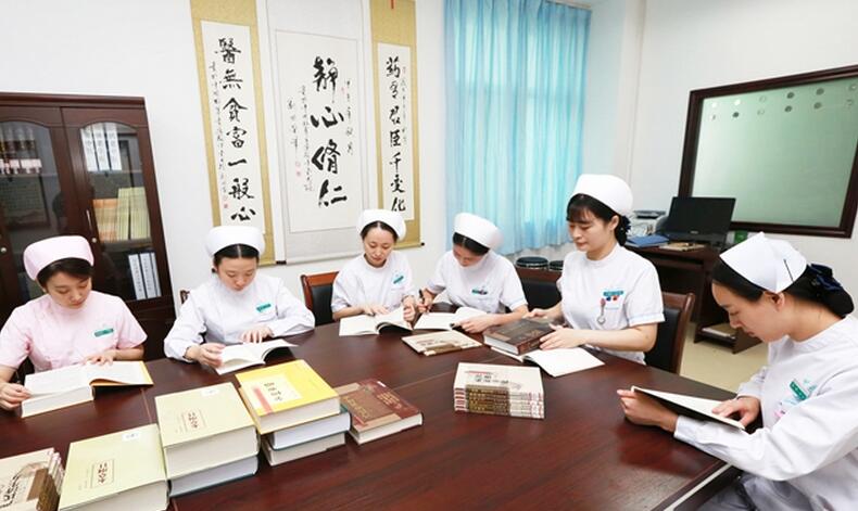 襄陽市中醫(yī)醫(yī)院青年護士自發(fā)組織開展“學經(jīng)典，讀古籍”活動