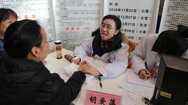湖北省中西醫(yī)結(jié)合醫(yī)院開(kāi)展“中醫(yī)冬季養(yǎng)生”專家系列義診月活動(dòng)