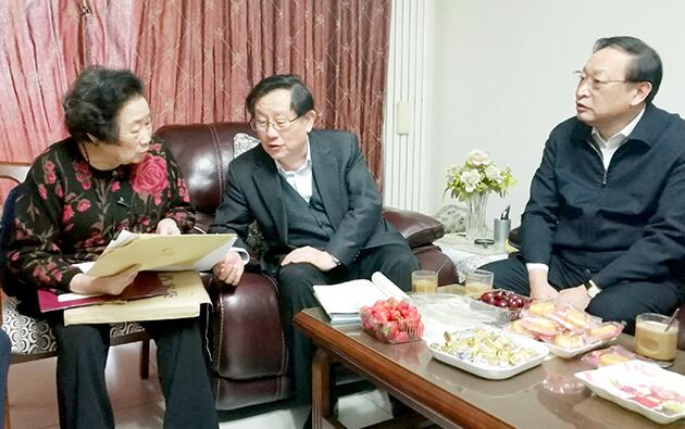 萬鋼在王國(guó)強(qiáng)的陪同下看望屠呦呦