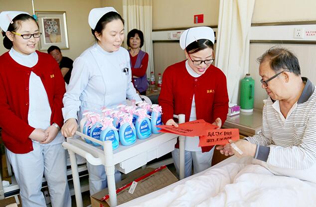 天津中醫(yī)藥大學(xué)武清中醫(yī)院在病房里組織別開生面的“燈謎會(huì)”