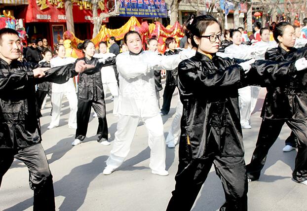 甘肅省慶城縣衛(wèi)生計(jì)生系統(tǒng)帶頭做岐黃養(yǎng)生操，并推廣普及