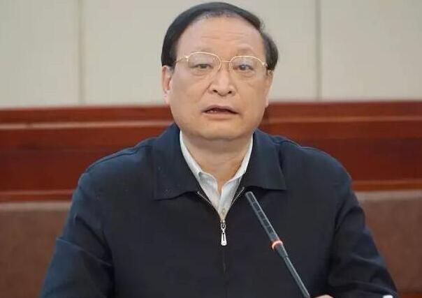  抓住配套制度出臺(tái)的時(shí)間節(jié)點(diǎn)，確保中醫(yī)診所備案管理、中醫(yī)醫(yī)術(shù)確有專(zhuān)長(zhǎng)人員分類(lèi)考核、經(jīng)典名方注冊(cè)、醫(yī)療機(jī)構(gòu)中藥飲片炮制及制劑備案管理、中醫(yī)養(yǎng)生保健規(guī)范等重大創(chuàng)新制度如期出臺(tái)。 《中華人民共和國(guó)中醫(yī)藥法》將于7月1日正式實(shí)施。4月27日，國(guó)家中醫(yī)藥管理局組織召開(kāi)黨組理論學(xué)習(xí)中心組（擴(kuò)大）2017年第三次集體學(xué)習(xí)會(huì)議，旨在通過(guò)學(xué)習(xí)培訓(xùn)，全面準(zhǔn)確了解、把握中醫(yī)藥法精神實(shí)質(zhì)和基本內(nèi)容，推動(dòng)中醫(yī)藥法的宣傳貫徹執(zhí)行。國(guó)家衛(wèi)生計(jì)生委副主任，國(guó)家中醫(yī)藥管理局黨組書(shū)記、局長(zhǎng)王國(guó)強(qiáng)主持會(huì)議并強(qiáng)調(diào)，精準(zhǔn)把握中醫(yī)藥法的制度創(chuàng)新，抓緊抓好配套制度建設(shè)，確保中醫(yī)診所備案管理等重大創(chuàng)新制度如期出臺(tái)。 1.jpg 2.jpg 王國(guó)強(qiáng)表示，要充分認(rèn)識(shí)中醫(yī)藥法的重大意義和深刻內(nèi)涵，牢牢把握中醫(yī)藥法在推動(dòng)中醫(yī)藥振興發(fā)展中的基礎(chǔ)性和全局性的作用，把實(shí)施好這部法律及配套制度作為貫徹落實(shí)依法治國(guó)基本方略，依法推動(dòng)中醫(yī)藥發(fā)展、推進(jìn)健康中國(guó)建設(shè)的重要抓手，認(rèn)真學(xué)習(xí)、廣泛宣傳。 王國(guó)強(qiáng)強(qiáng)調(diào)： 全面準(zhǔn)確把握中醫(yī)藥法的精神實(shí)質(zhì)和重要內(nèi)容 一要深刻領(lǐng)會(huì)中醫(yī)藥法的立法背景、立法宗旨和基本原則，準(zhǔn)確把握中醫(yī)藥法保護(hù)、扶持和促進(jìn)中醫(yī)藥事業(yè)發(fā)展的精神實(shí)質(zhì)。 二要全面深入學(xué)習(xí)理解中醫(yī)藥法的基本內(nèi)容，熟練掌握法律條款，使中醫(yī)藥法所有規(guī)定都能得到正確理解、嚴(yán)格執(zhí)行。 三要精準(zhǔn)把握中醫(yī)藥法的創(chuàng)新制度。中醫(yī)藥法在中醫(yī)診所、中醫(yī)醫(yī)師準(zhǔn)入、中藥管理等多個(gè)方面對(duì)現(xiàn)有的管理制度進(jìn)行改革創(chuàng)新。要深刻認(rèn)識(shí)這一系列創(chuàng)新規(guī)定對(duì)中醫(yī)藥改革發(fā)展的引領(lǐng)和推動(dòng)作用，積極轉(zhuǎn)變管理理念，著力推動(dòng)制度創(chuàng)新，出臺(tái)配套管理措施，使法律規(guī)定切實(shí)得到貫徹落實(shí)。 王國(guó)強(qiáng)指出，把中醫(yī)藥法學(xué)習(xí)宣傳和貫徹落實(shí)好，是當(dāng)前和今后一個(gè)時(shí)期中醫(yī)藥工作的重要任務(wù)，要當(dāng)作頭等大事來(lái)抓。各部門(mén)各單位要按照局里的統(tǒng)一方案部署，圍繞7月1日這個(gè)時(shí)間節(jié)點(diǎn)，加強(qiáng)組織協(xié)調(diào)，抓住重點(diǎn)，積極整體推進(jìn)。 要廣泛深入開(kāi)展學(xué)習(xí)宣傳。認(rèn)真抓好中醫(yī)藥法及配套制度的學(xué)習(xí)培訓(xùn)及宣傳普及工作，為法律的順利實(shí)施打牢思想基礎(chǔ)，營(yíng)造良好氛圍。 要抓緊抓好配套制度建設(shè) 配套制度建設(shè)是推動(dòng)中醫(yī)藥法有效實(shí)施的重要保障，抓好配套制度的制定是當(dāng)前工作的重中之重。 一要抓住配套制度出臺(tái)的時(shí)間節(jié)點(diǎn)，確保中醫(yī)診所備案管理、中醫(yī)醫(yī)術(shù)確有專(zhuān)長(zhǎng)人員分類(lèi)考核、經(jīng)典名方注冊(cè)、醫(yī)療機(jī)構(gòu)中藥飲片炮制及制劑備案管理、中醫(yī)養(yǎng)生保健規(guī)范等重大創(chuàng)新制度如期出臺(tái)。 二要抓好配套制度的起草質(zhì)量，確保配套制度的合理性、實(shí)用性和可操作性。 三要加強(qiáng)溝通協(xié)調(diào)，與相關(guān)部門(mén)在配套制度重點(diǎn)環(huán)節(jié)和關(guān)鍵問(wèn)題上最大程度形成共識(shí)。 四要做好與相關(guān)法律法規(guī)的銜接，依據(jù)中醫(yī)藥法及配套制度，全面清理相關(guān)的法規(guī)、規(guī)章和規(guī)范性文件，進(jìn)行必要的立、改、廢、釋。 五要加強(qiáng)對(duì)各地中醫(yī)藥立法工作的指導(dǎo)，推動(dòng)各地盡快制定或修訂地方性法規(guī)。 要認(rèn)真抓好法律的貫徹執(zhí)行。適應(yīng)依法治理、依法行政、依法興業(yè)新形勢(shì)的要求，做到有法必依、執(zhí)法必嚴(yán)、違法必究。正確研判中醫(yī)藥法及配套制度實(shí)施后中醫(yī)藥監(jiān)督工作面臨的新形勢(shì)，提前謀劃安排，積極做好應(yīng)對(duì)。 國(guó)家中醫(yī)藥管理局黨組成員、副局長(zhǎng)馬建中、王志勇出席會(huì)議。全國(guó)人大常委會(huì)法工委行政法室副主任黃薇專(zhuān)題授課，講解中醫(yī)藥法的立法背景、過(guò)程、總體思路、主要內(nèi)容和執(zhí)法注意事項(xiàng)。局人事教育司、政策法規(guī)與監(jiān)督司、醫(yī)政司、科技司及中國(guó)中醫(yī)藥報(bào)社主要負(fù)責(zé)同志交流發(fā)言。