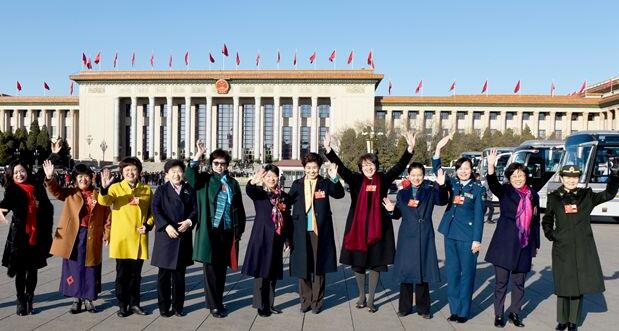 出席全國政協(xié)會議的醫(yī)衛(wèi)界部分女委員，在人民大會堂前向全國女同胞致以節(jié)日的問候
