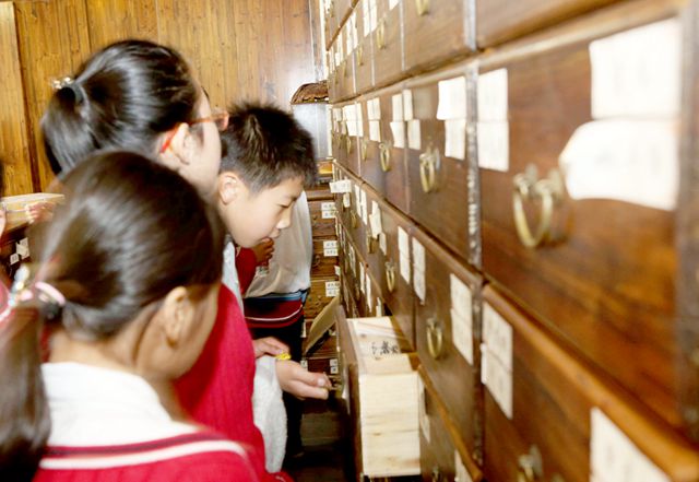 江西省南昌市城北學(xué)校小學(xué)生來到江西中醫(yī)藥大學(xué)進行游學(xué)活動