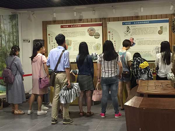 參觀“藥膳、湯文化的發(fā)展歷程”