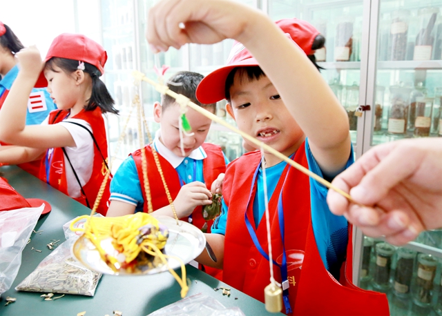 小學生走進成都中醫(yī)藥大學校園接觸中醫(yī)藥文化