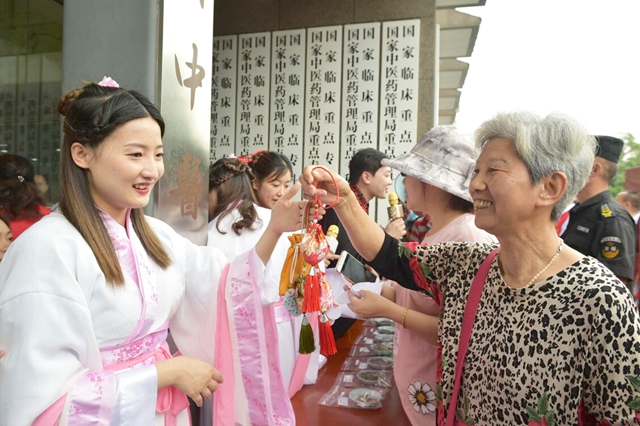 江西中醫(yī)藥大學附屬醫(yī)院舉辦中藥香囊科普宣傳志愿活動