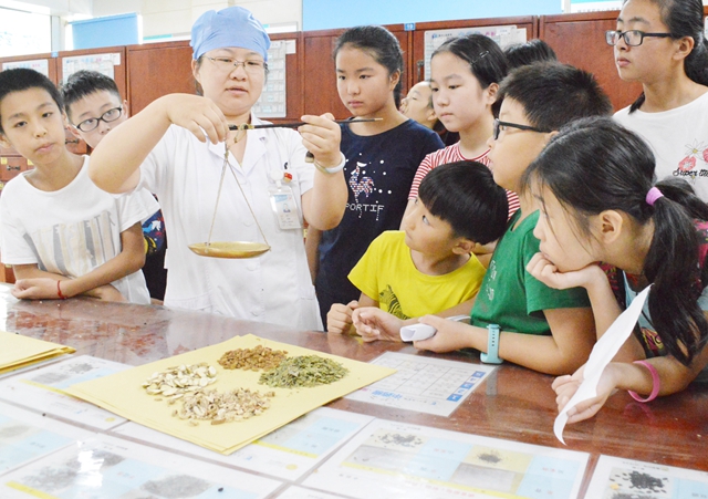 浙江省寧波市鄞州區(qū)人民醫(yī)院開展小小中藥師職業(yè)體驗(yàn)活動