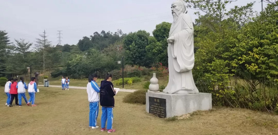 隊(duì)伍整修后，同學(xué)們開(kāi)始自由參觀園區(qū)，并拿出研修手冊(cè)對(duì)感興趣的中醫(yī)藥文化知識(shí)行實(shí)踐或?qū)W習(xí)