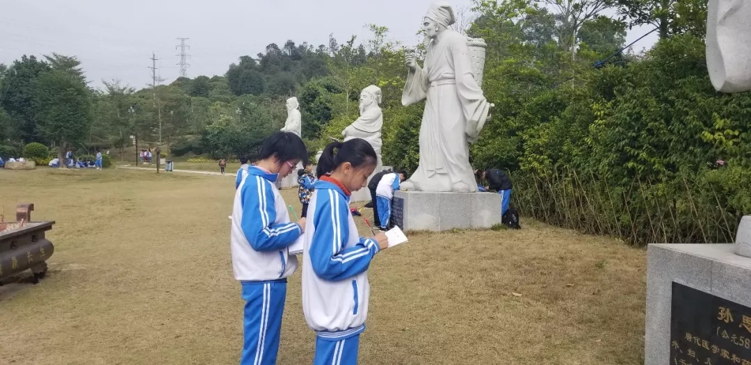 隊(duì)伍整修后，同學(xué)們開(kāi)始自由參觀園區(qū)，并拿出研修手冊(cè)對(duì)感興趣的中醫(yī)藥文化知識(shí)行實(shí)踐或?qū)W習(xí)
