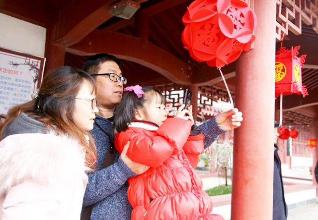 2月5~19日，湖北省衛(wèi)生計(jì)生宣教中心將中醫(yī)健康知識宣傳融入武漢東湖梅花節(jié)中