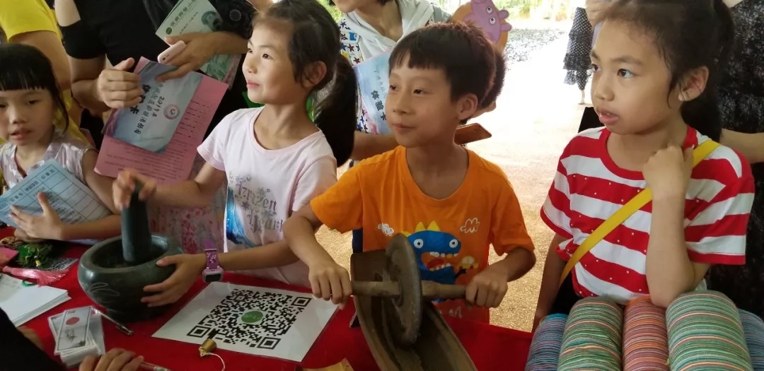小朋友們認識中醫(yī)用具，體驗養(yǎng)生香囊的制作 