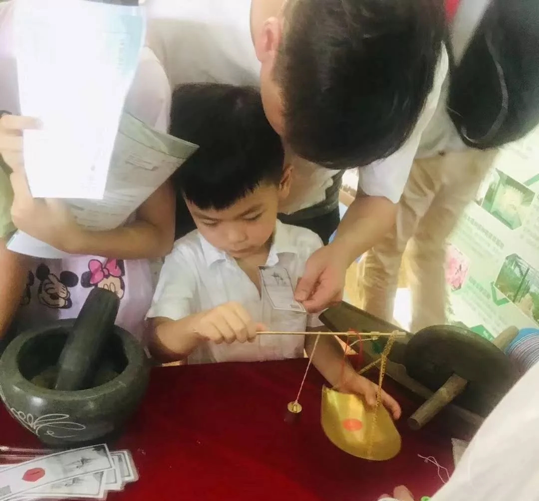 小朋友們認識中醫(yī)用具，體驗養(yǎng)生香囊的制作 