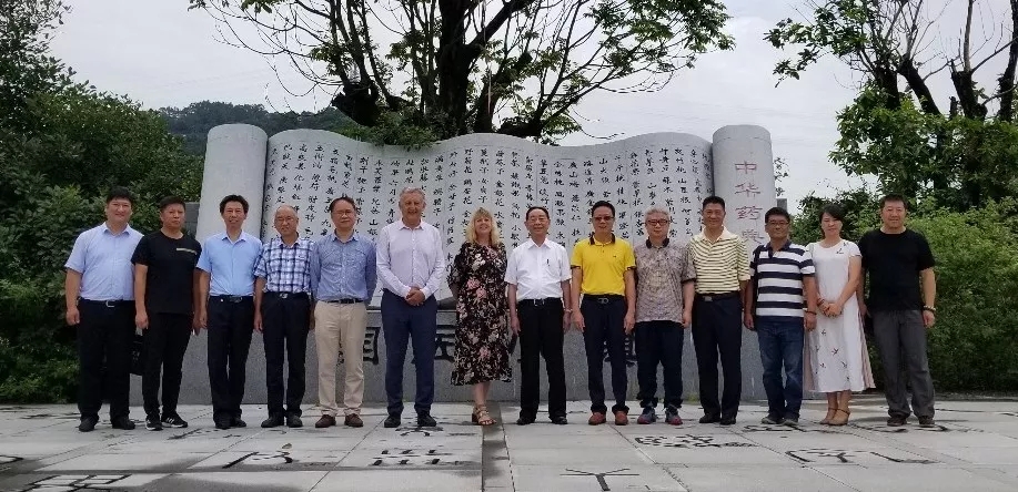 （圖為活動當(dāng)天唐祖宣國醫(yī)大師、李少勤董事長和嘉賓們參觀博覽園后合影）