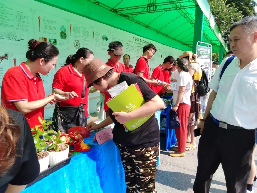 博覽園活動團隊開始布置展臺，市民上前圍觀并積極詢問