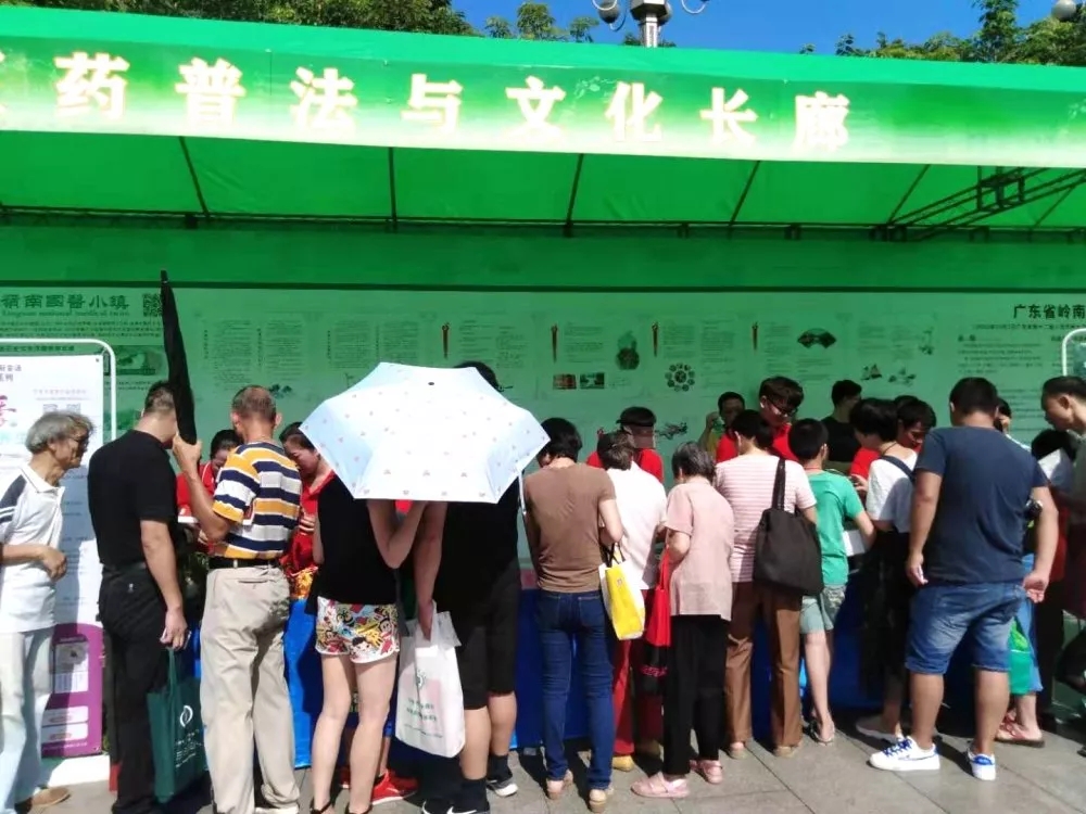 博覽園活動團隊開始布置展臺，市民上前圍觀并積極詢問