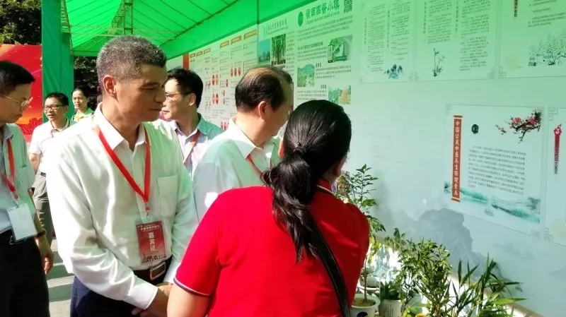 廣東省衛(wèi)生計生委副主任、廣東省中醫(yī)藥局局長徐慶鋒等領(lǐng)導(dǎo)參觀各展區(qū)