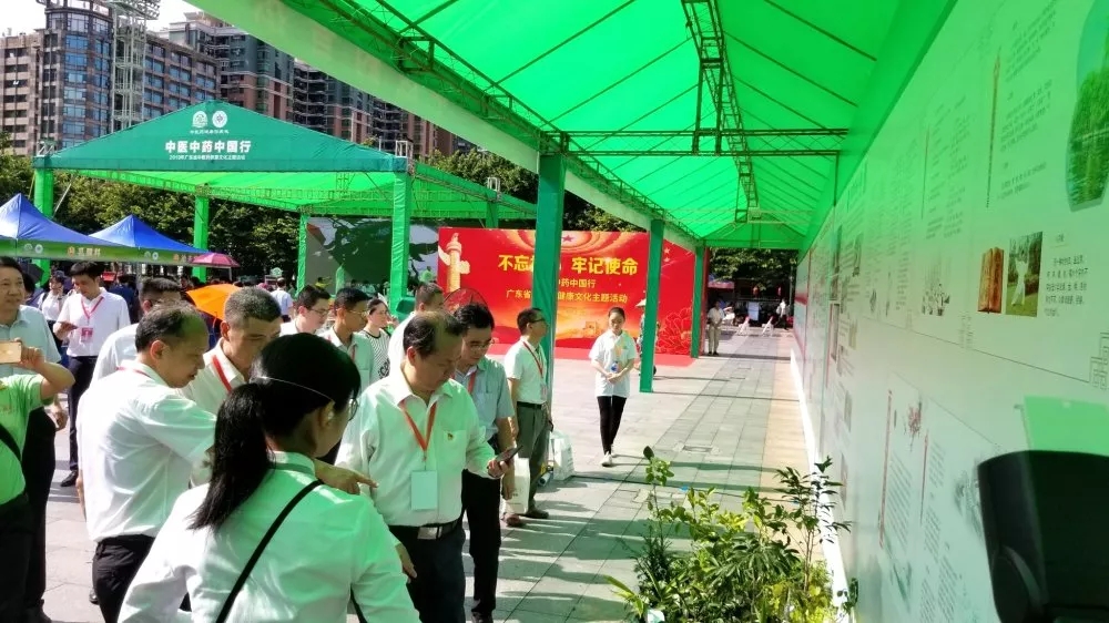 廣東省衛(wèi)生計生委副主任、廣東省中醫(yī)藥局局長徐慶鋒等領(lǐng)導(dǎo)參觀各展區(qū)