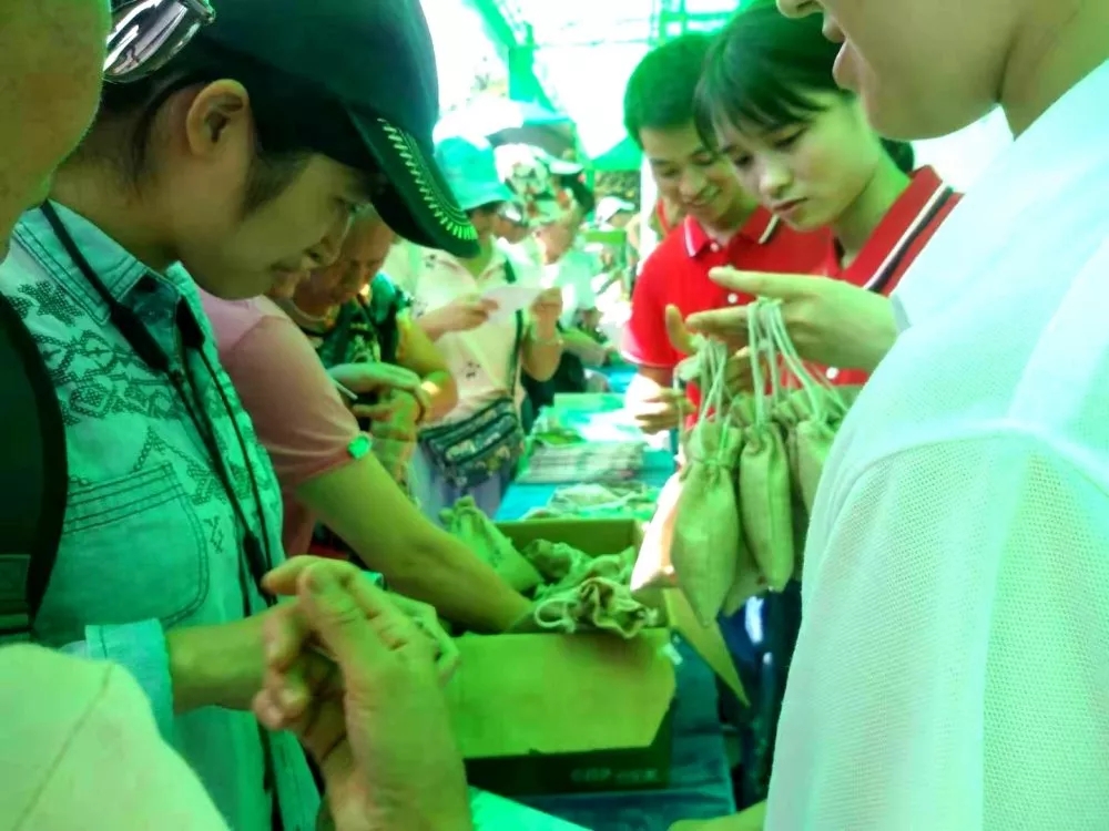 面對各種中醫(yī)藥知識提問，市民踴躍作答