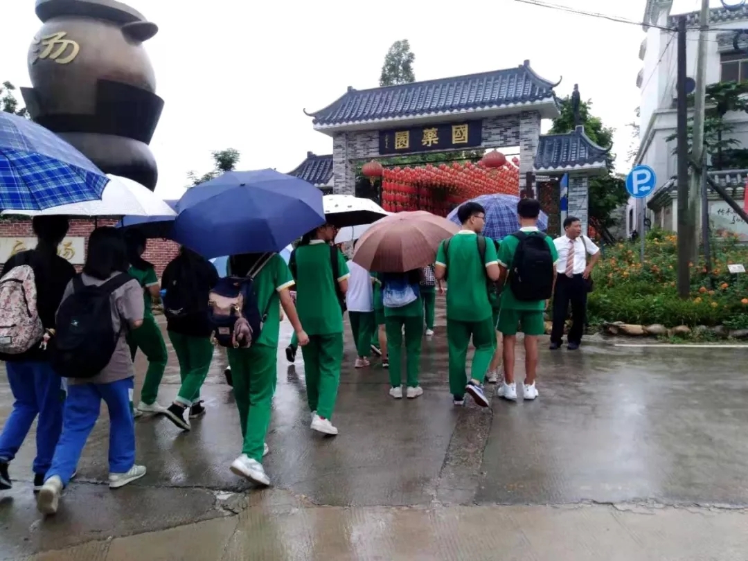 上午8:10，六中師生們陸續(xù)到達