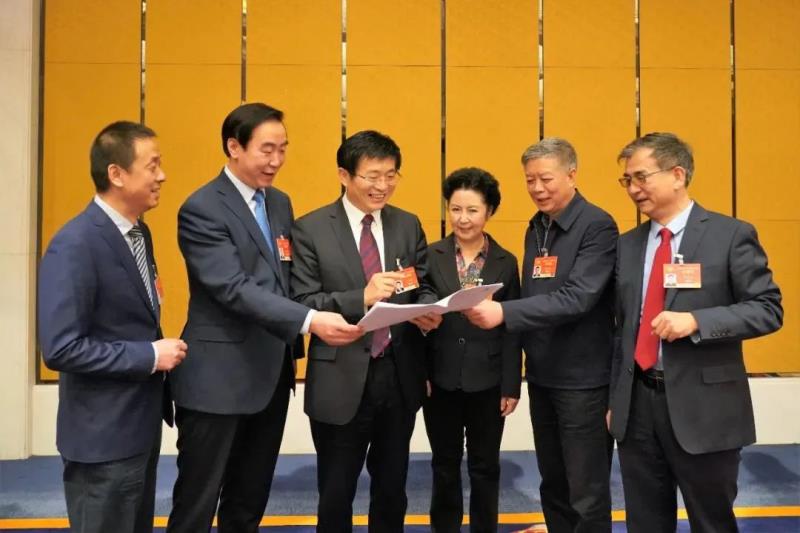 于文明(左三)等部分中醫(yī)藥界委員熱議政府工作報告。朱夜明攝
