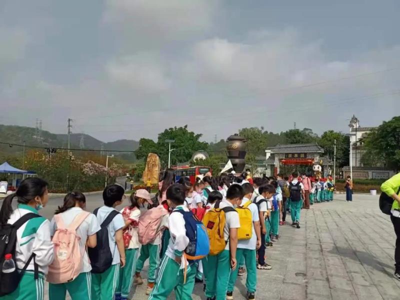 上午9:30，學(xué)生陸續(xù)到達