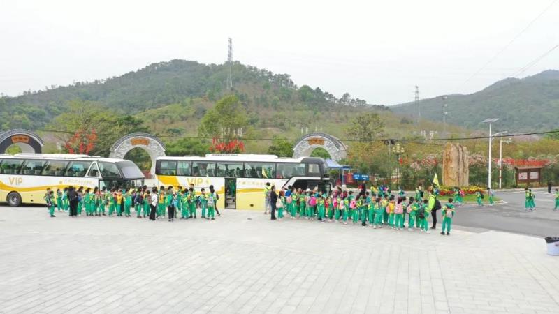 上午10:00，學(xué)生陸續(xù)到達(dá)
