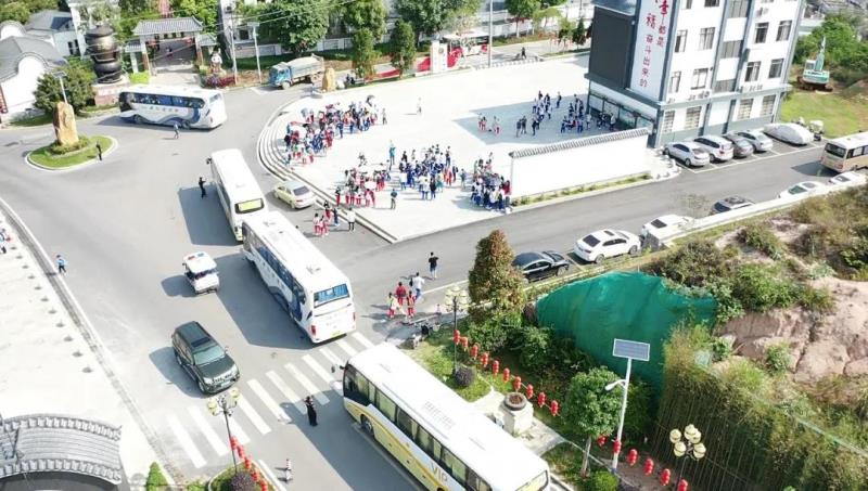 上午9:30，學生陸續(xù)到達