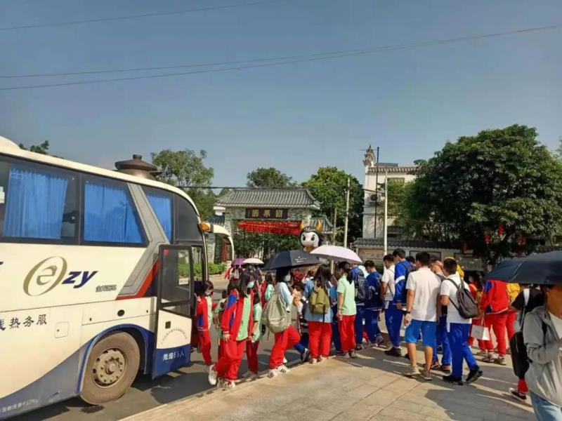上午9:30，學生陸續(xù)到達