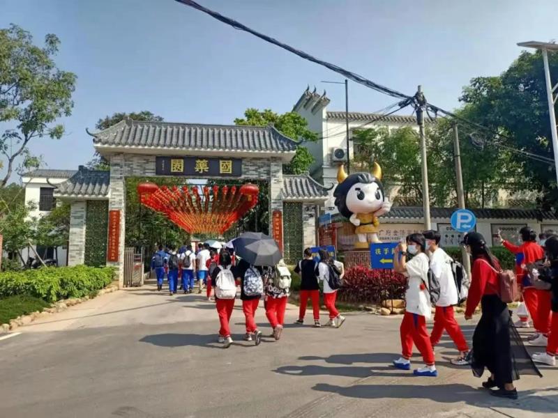 上午9:30，學生陸續(xù)到達
