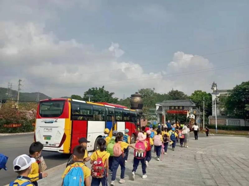 上午10:00，學(xué)生陸續(xù)到達(dá)
