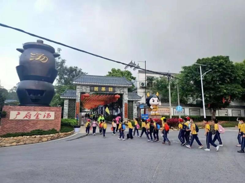 上午10:00，學(xué)生陸續(xù)到達(dá)